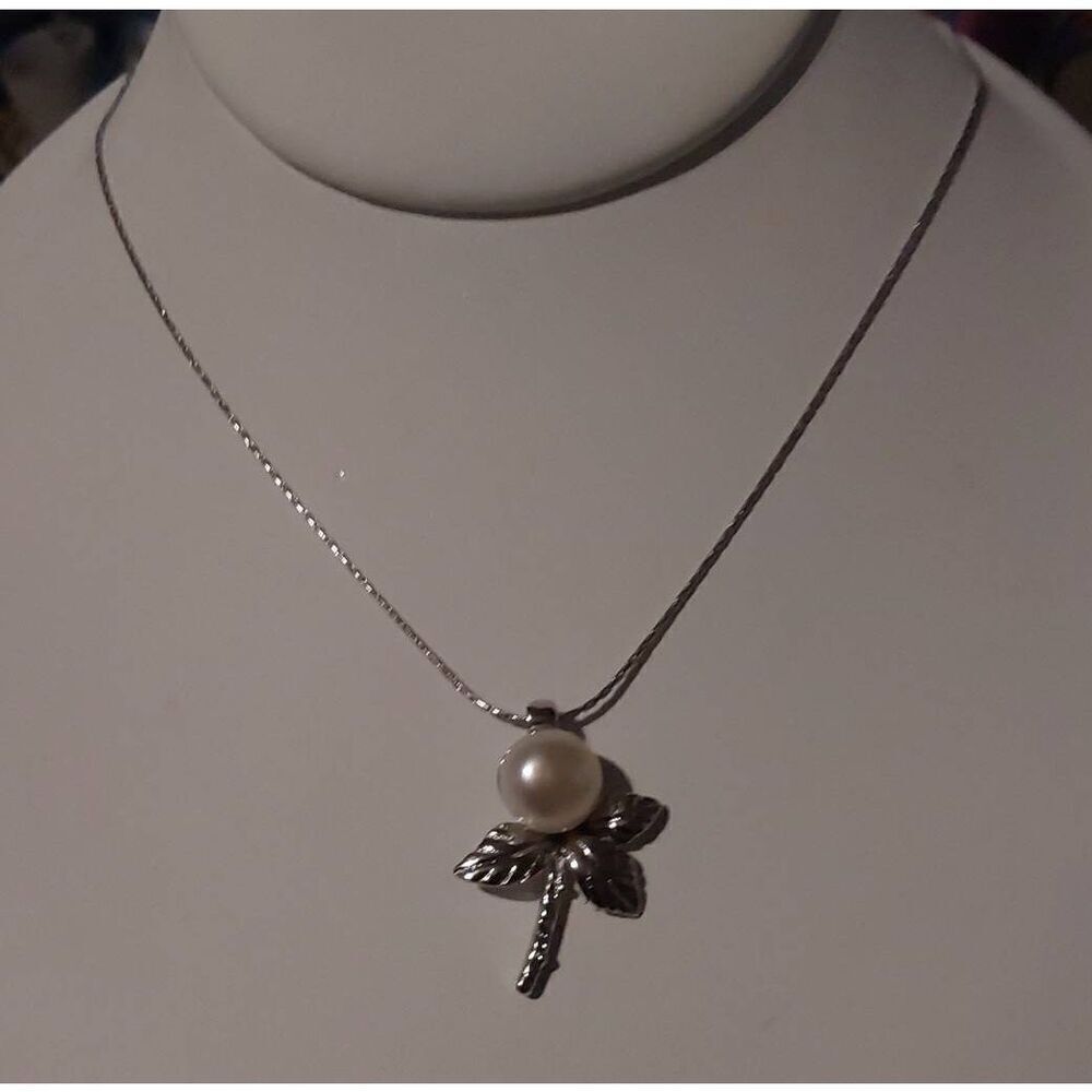 Pretty 18KWGP Genuine Pearl Floral Leaf Design Pendant Necklace